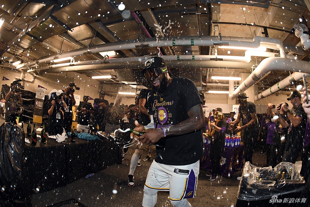 勒沃库森训练开放日；今晚豪取连胜引欢呼；NBA季后赛在即；更衣室氛围转暖