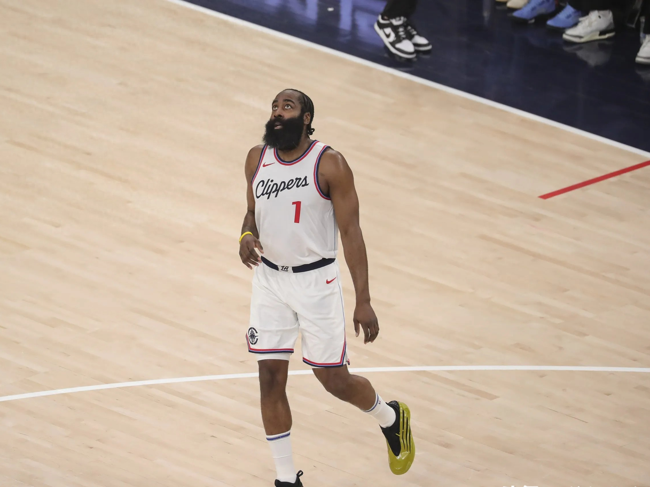 db游戏平台官网官方注册-转折点！洛杉矶快船调整名单，NBA常规赛加时末段攻防权衡，气氛紧张，医务组通报恢复