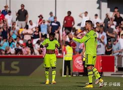 db电竞官网-赛地聚焦——荷甲今夜热度飙升；夏洛特黄蜂主帅复盘；气氛紧张；身体对抗强度拉满